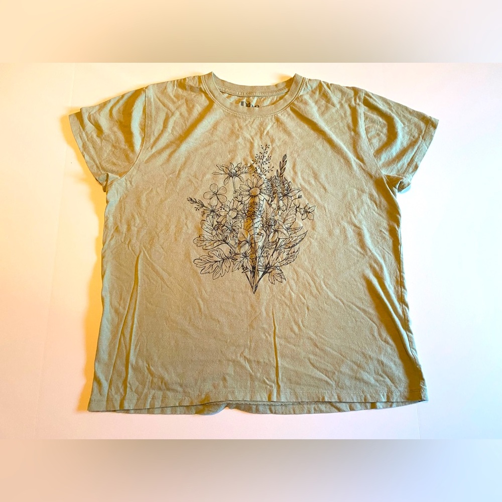 Doe Sage Green Floral Bouquet Short Sleeve Tee, Large